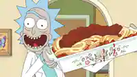 SzenenBild von Rick, wie er ein Blech Spaghetti Bolognese hält.