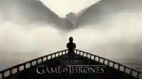 Das Keyart zu Staffel 5 von Game of Thrones: Tyrion Lannister am Bug eines Schiffes stehend. Aus den Nebelschwaden über dem Meer erhebt sich ein gewaltiger Drache.