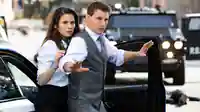 Ethan (Tom Cruise) und die Diebin Grace (Haley Atwell) steigen aus dem Auto, während Ethan (Tom Cruise) die Hände erhoben hat
