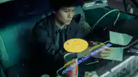 Der Captain (Hoa Xuande) schreibt in seinem Auto einen Brief. 