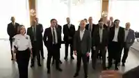 Szene aus Law and Order- Organized Crime: Viele Detecives stehen in einem Raum  und schauen in die Kamera. 