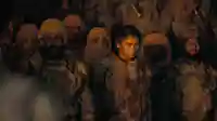 Abgebildet ist die Kriegerin Chani (Zendaya Coleman) zusammen mit dem Fremen, den Einheimischen von Arrakis.