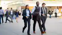 Szene aus Law and Order- Toronto: Detective Bateman, Detective Graff und Deputy Forrester gehen zusammen zu einem Einsatz los.