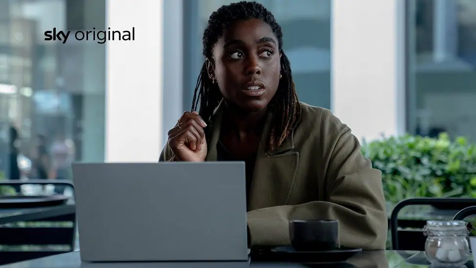 Die MI6-Agentin Bianca, gespielt von Lashana Lynch, hält die Geheimakte über den Schakal in den Händen.