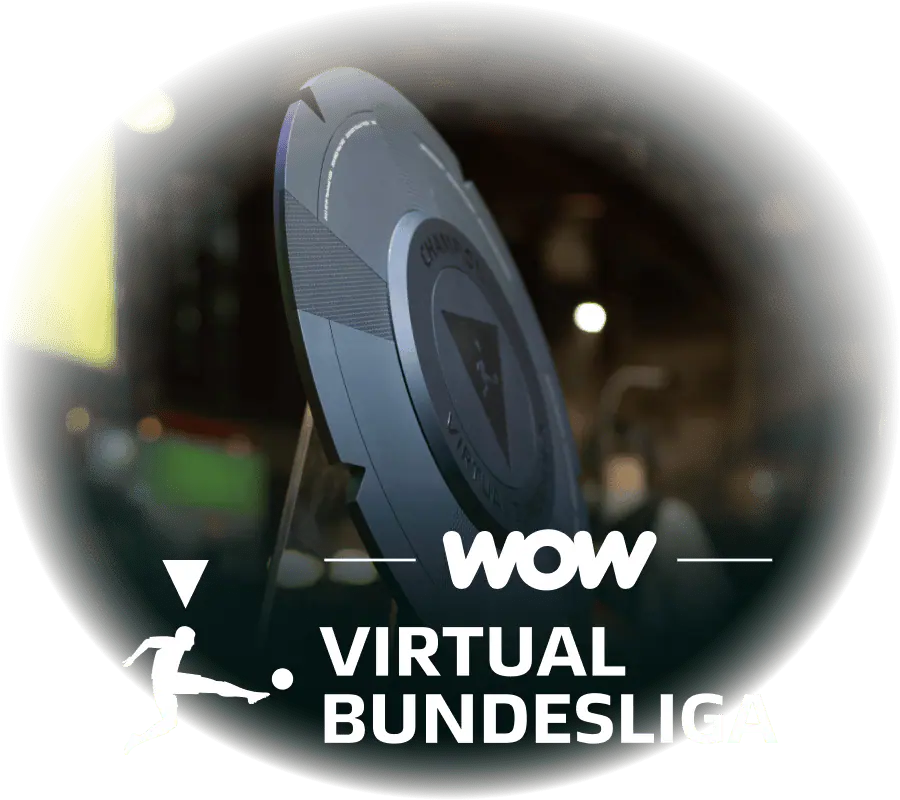 Abgebildet sind das Logo der Virtual  Bundesliga zusammen mit dem Logo WOW, dem Naming Partner. Dahinter befindet sich der Pokal der VBL.