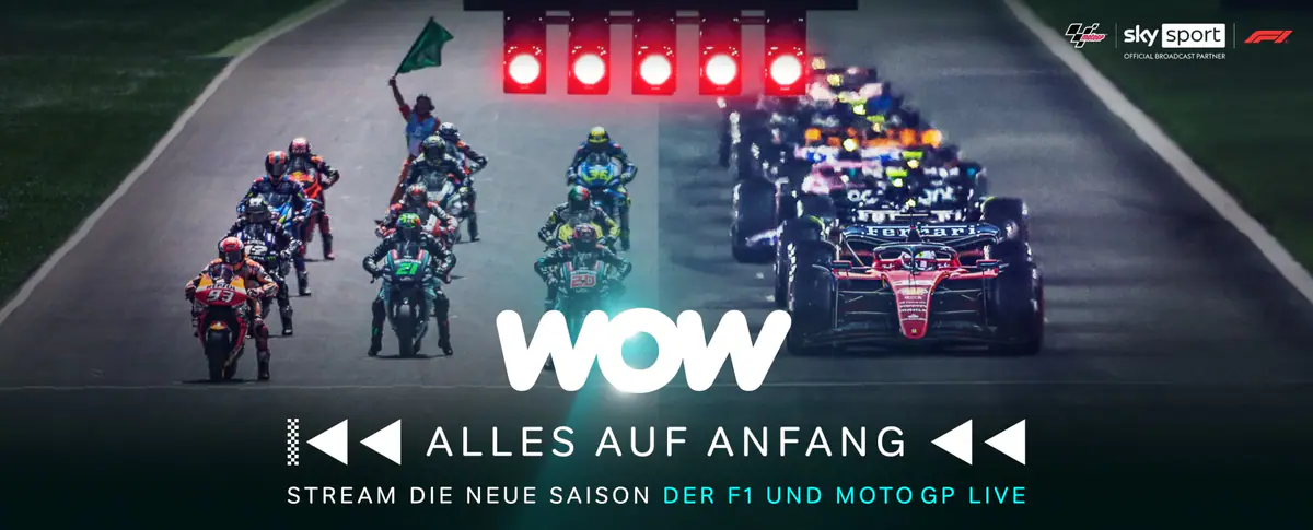 Eine Fotomontage: Motorräder der MotoGP links und Formel-1-Wagen rechts nebeneinander vor der Startline zu einem Rennen.