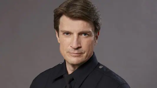 The Rookie Steffel 1: Porträtbild von John Nolan (Nathan Filion) in Polizeiuniform 