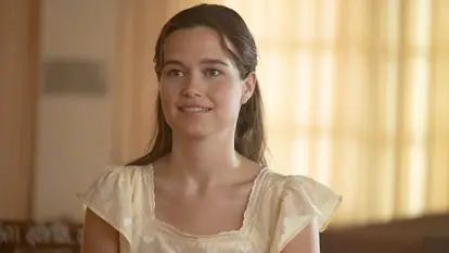 Abgebildet ist  Sarah Catherine Hook als Piper Ratliff.