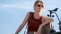 Abgebildet ist die Meteorologiestudentin und ehemalige Sturmjägerin Kate Carter (Daisy Edgar-Jones).