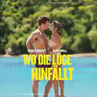 Filmplakat mit einem Mann und einer Frau in Badekleidung, die sich innig anschauen und an den Händen halten. Im Hintergrund blaues Wasser und grüne Hügel. Der Filmtitel 'Wo die Lüge hinfällt' steht in großen gelben Buchstaben in der Mitte des Bildes.