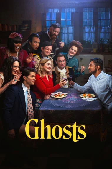 Die Protagonisten von Ghosts um einen Esstisch herum versammelt.