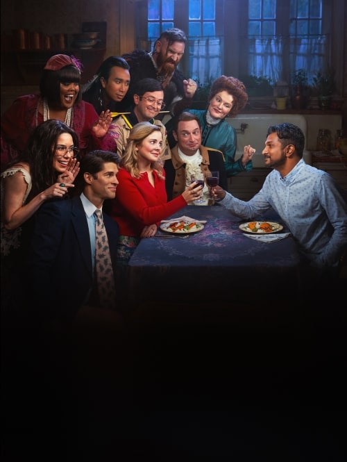 Serienposter zu ‚Ghosts‘ Staffel 4: Alles Hauptdarsteller stehen und sitzen um einen Tisch.