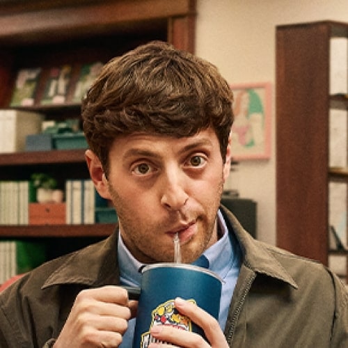 Alex Edelman als Adam Cooper 