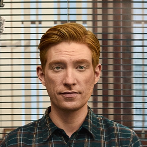 Domhnall Gleeson als Ned Sampson