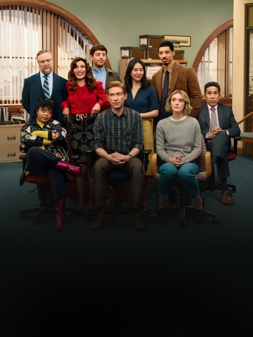 Serienposter zu ‚The Paper‘ Staffel 1: Alle Hauptdarsteller sitzen zusammen und schauen direkt in die Kamera.