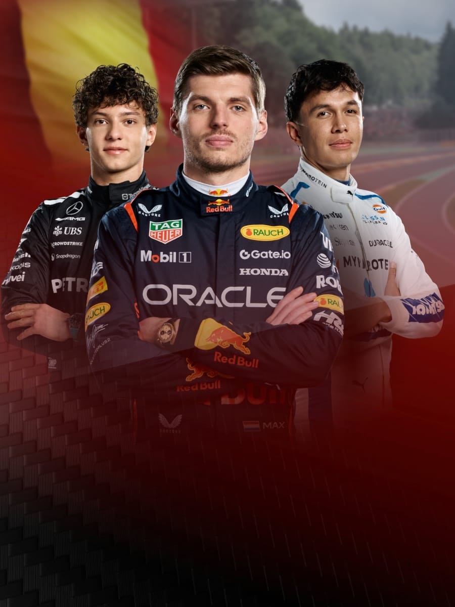 Formel 1 Fahrer: Kimi Antonelli, Max Verstappen und Alex Albon, stehen vor der Strecke in Spa.