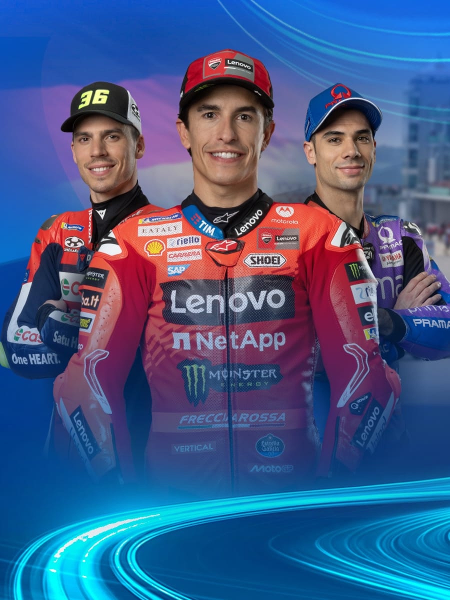Joan Mir, Marc Marquez und Miguel Oliveira  in voller Rennmontur vor einem stylisierten blauen MotoGP-Hintergrund.