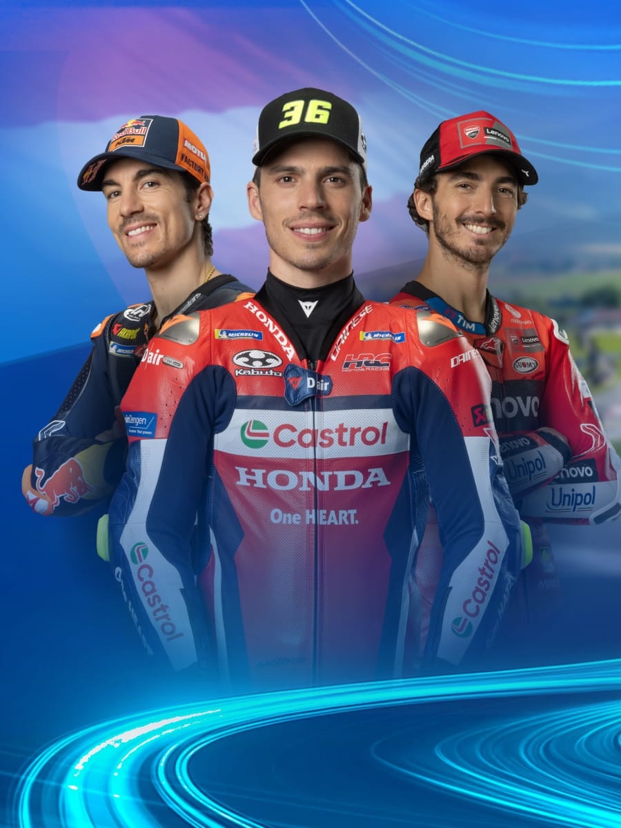 Maverick Vinales, Joan Mir und Francesco Bagnaia in voller Rennmontur vor einem stylisierten blauen MotoGP-Hintergrund.