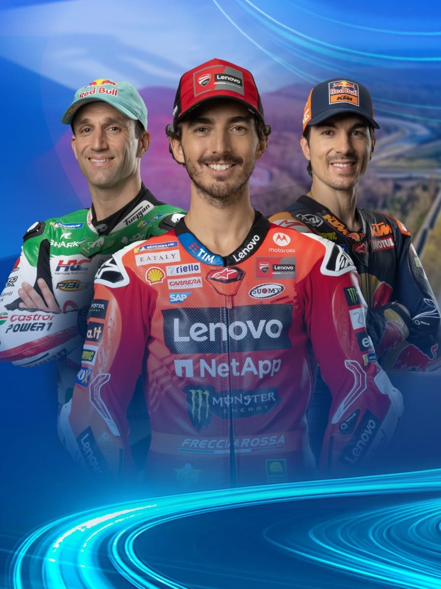 Johann Zarco, Francesco Bagnaia und Maverick Vinales in voller Rennmontur vor einem stylisierten blauen MotoGP-Hintergrund.