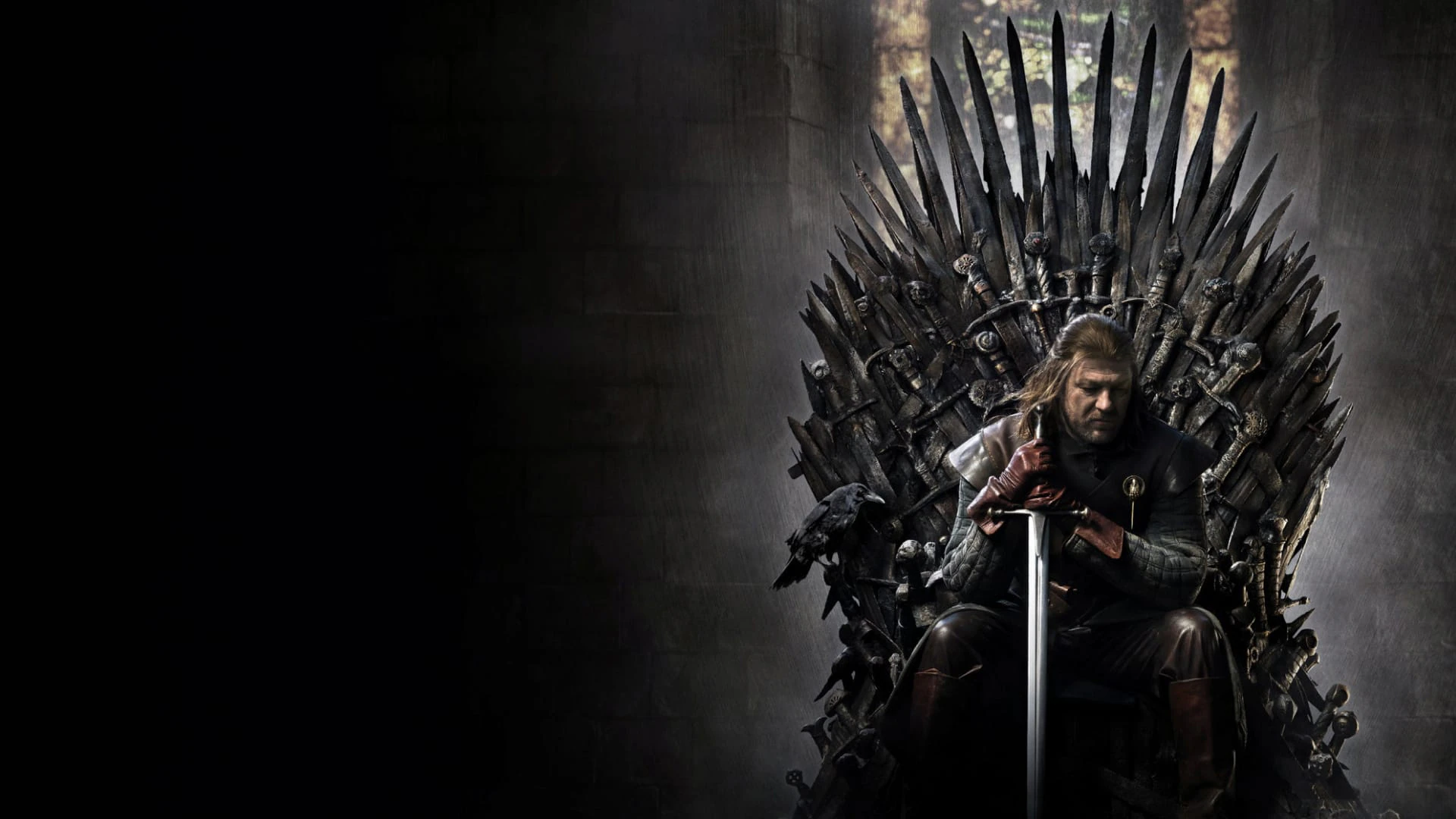 Ned Stark, gespielt von Sean Beam, sitzt auf dem eisernen Thron.
