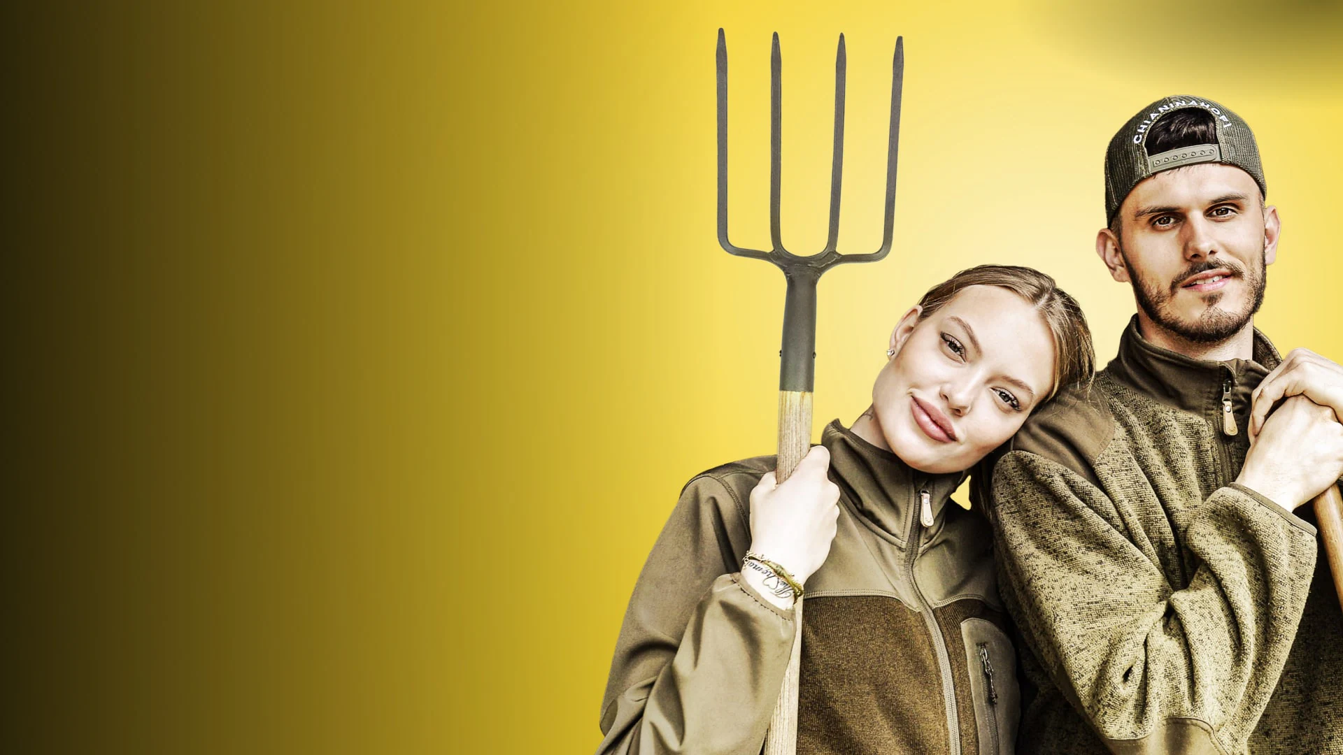 Die Serie "Unser Hof mit Cheyenne und Nino": Cheyenne Ochsenknechts mit einem Rechen in der Hand. Rechts neben ihr steht ihr Lebensgefährte, Nino Sifkovits.