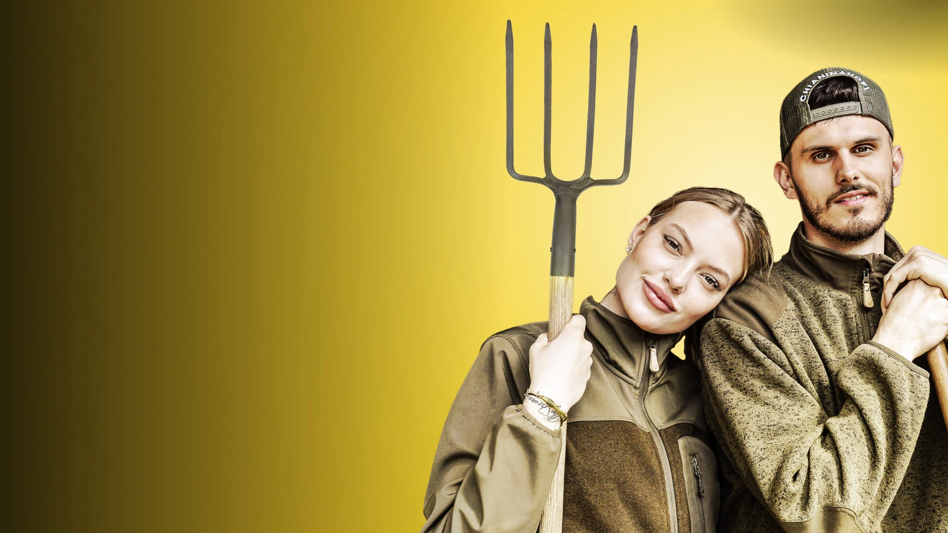 Die Serie "Unser Hof mit Cheyenne und Nino": Cheyenne Ochsenknechts mit einem Rechen in der Hand. Rechts neben ihr steht ihr Lebensgefährte, Nino Sifkovits.