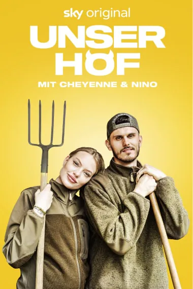 Die Serie "Unser Hof mit Cheyenne und Nino": Cheyenne Ochsenkencht mit einem Rechen in der Hand. Rechts von ihr steht ihr Lebensgefährte, Nino Sifkovits.