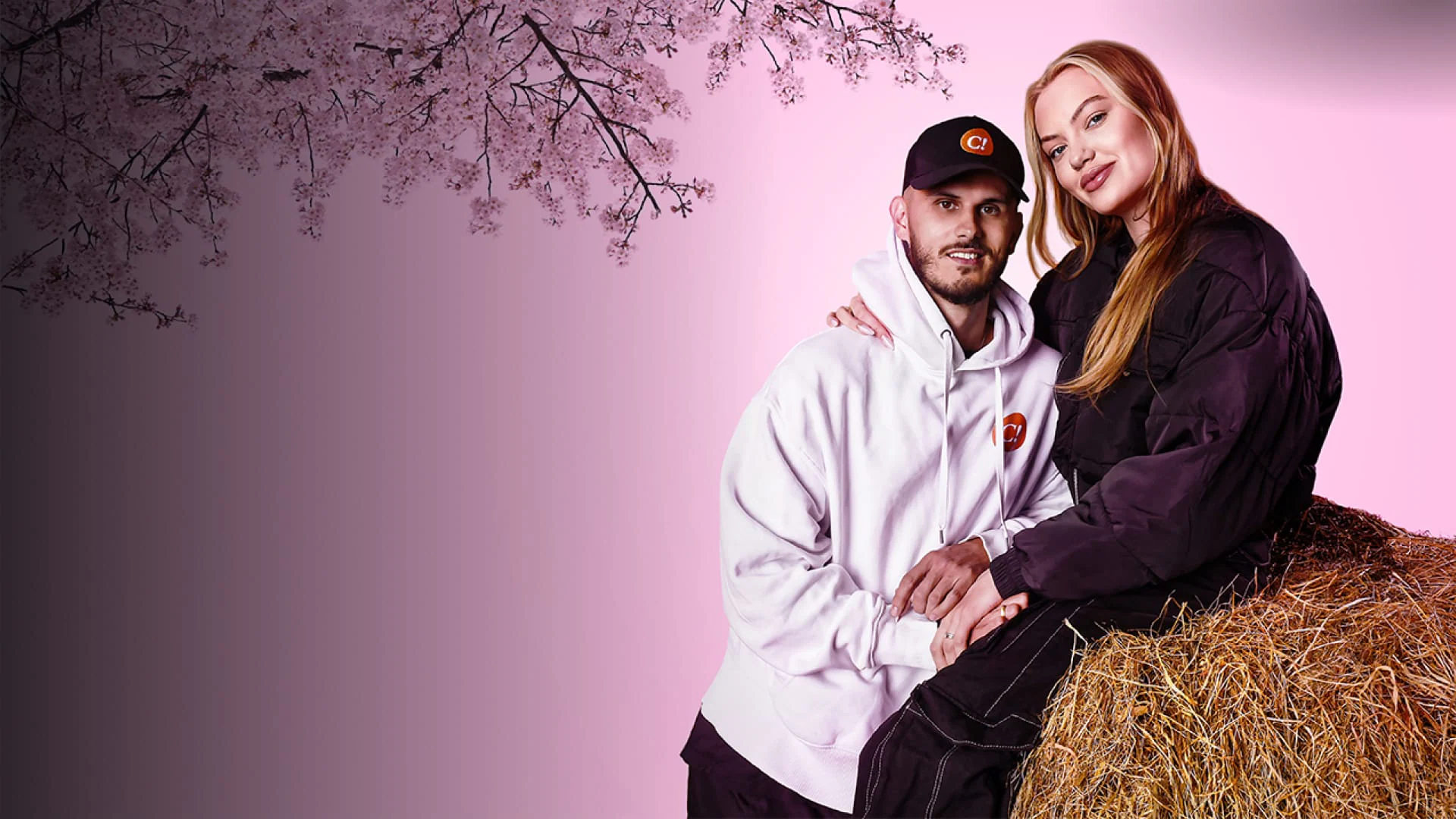 Unser Hof mit Cheyenne und Nino Staffel 2: Abgebildet sind Cheyenne mit Nino, die lächelnd in die Kamera blicken