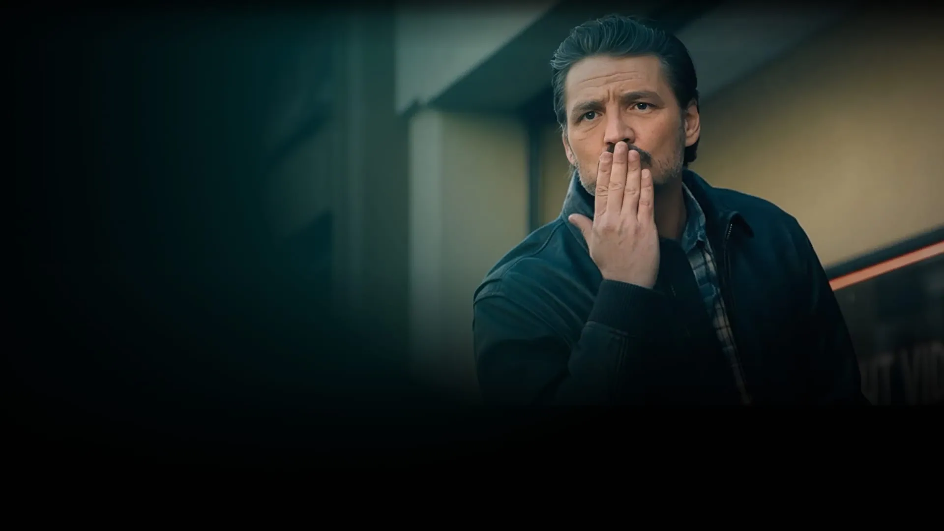 Die Szene zeigt Pedro Pascal wie er jemanden einen Kuss zu wirft