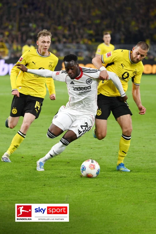 Die Grafik verweist darauf, dass Sky Sport bei WOW die erste Bundesliga Freitag und Samstag und die zweite Bundesliga von Freitag bis Samstag live zeigt. Abgebildet sind die Logos der Bundesliga, der 2. Bundesliga, von WOW und Sky Sport.