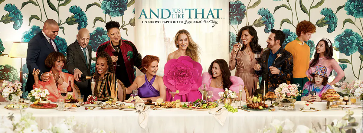 Carrie, Charlotte e Miranda sorridono a un tavolo con tutti i personaggi della serie – And Just Like That 2 | NOW