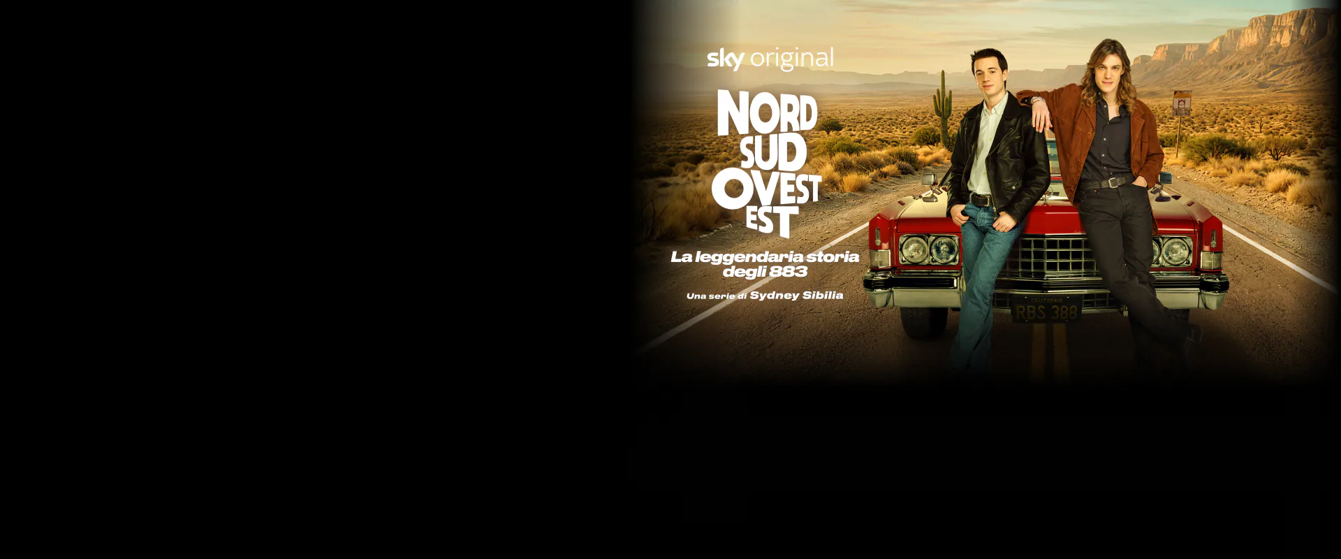Immagine di sfondo Promozione Sky Original ‘Nord Sud Ovest Est’ su NOW con Max Pezzali e Mauro Repetto in uno studio di registrazione anni ’90 circondati da mixer, computer e poster vintage