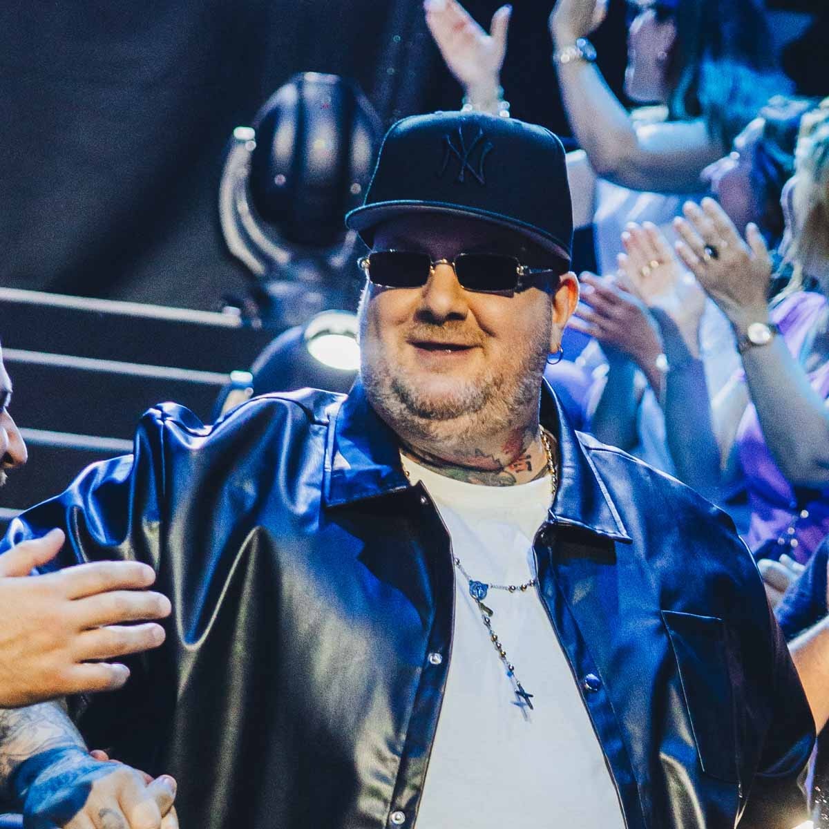 Jake La Furia con giubbotto di pelle e cappellino, sorridente seduto come giudice a X Factor 2024