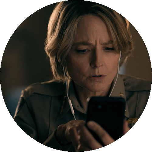 Jodie Foster nei panni di Liz Danvers, detective esperta che guarda il cellulare