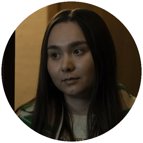 Isabella Leblanc nei panni di Leah, adolescente inuit con sguardo curioso