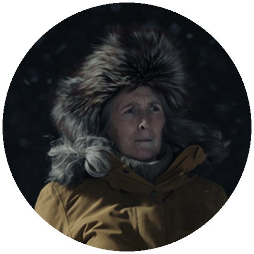 Fiona Shaw in parka con cappuccio come Rose Aguineau, donna anziana dura e determinata