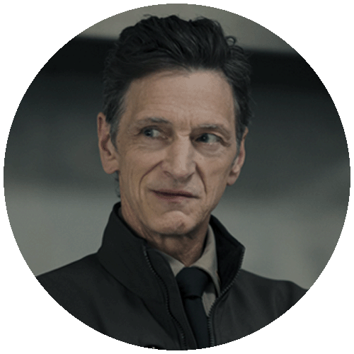John Hawkes nei panni di Hank Prior, capo della polizia con sguardo riflessivo