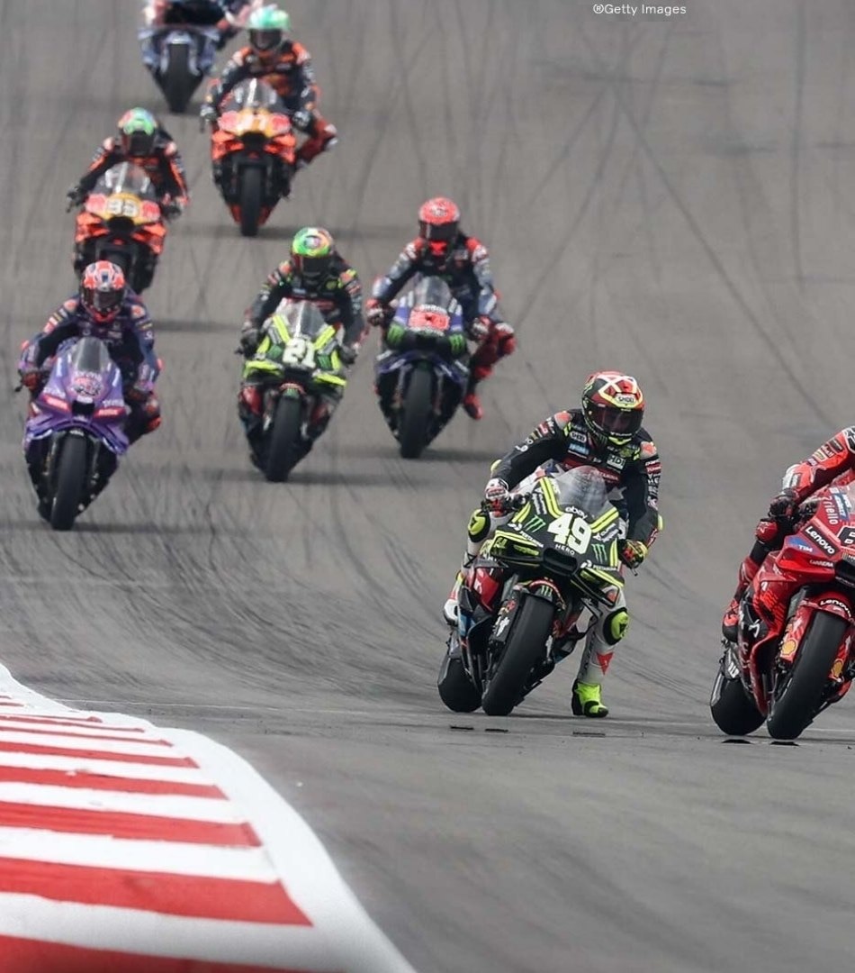 Moto di MotoGP in gara su circuito, logo Sky Sport MotoGP